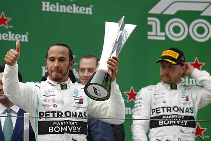 Hamilton, en lo más alto; lo acompaña su coequiper Valtteri Bottas