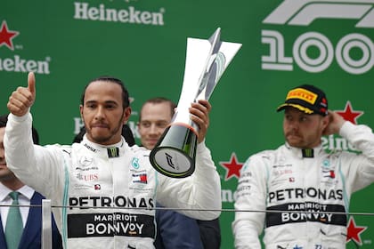 Hamilton, en lo más alto; lo acompaña su coequiper Valtteri Bottas