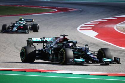 Hamilton encabezó los entrenamientos iniciales del viernes, pero fue superado en los finales.
