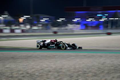 Hamilton intentará recortar la ventaja que le lleva Verstappen