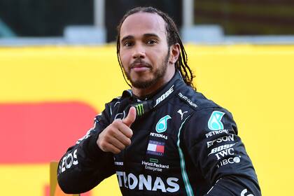 Hamilton se bajó cansado de su Mercedes y en seguida saludó al público; por primera vez hubo espectadores en la Fórmula 1 en la temporada: 2880 personas acudieron a Mugello.