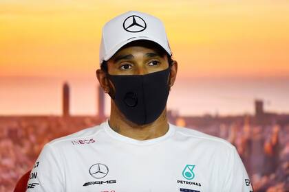Hamilton se siente solo en la burbuja sanitaria de la Fórmula 1 y extraña a sus amigos y familiares; cuando hay grandes premios en fines de semana consecutivos no le queda mucho tiempo para nada que no sea el trabajo, cuenta.