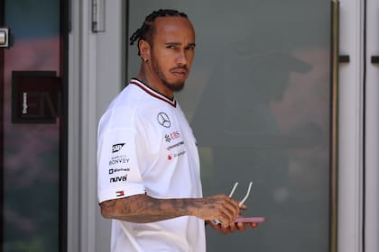 Hamilton, serio en el paddock del autódromo de Shanghái, donde se impuso seis veces y es el máximo triunfador; el inglés no es optimista para este fin de semana ni para el resto de la temporada.
