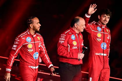 Hamilton, Vasseur y Leclerc, a gusto en la presentación de la temporada; apenas diez fechas después, Ferrari no funciona y no consigue revertir la situación.