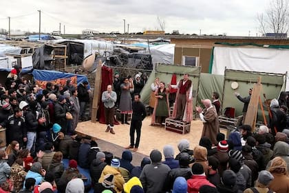"Hamlet" es una de las obras de teatro más representadas del mundo. Aquí en una versión de los actores del teatro Globe de Londres en un escenario al aire libre en el campo de migrantes conocido como la "Jungla", en Calais, Francia
