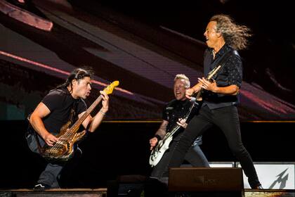 Hammett, al frente de Trujillo y Hetfield, tuvo una noche absolutamente inspirada