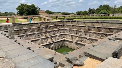 Hampi es conocido por su arquitectura elaborada, como pozos escalonados (en la foto) y palacios.
