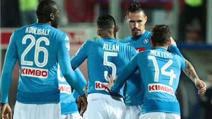 Hamsik y el festejo con sus compañeros del Napoli ante Crotone