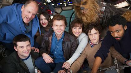 La única foto conocida del elenco de la película de Han Solo, con Phil Lord (de sweater beige) y Chris Miller (de campera negra) junto a los actores en el Halcón Milenario