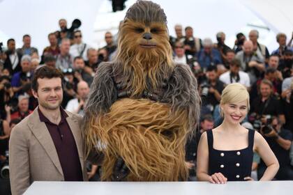 Alden Ehrenreich, Chewbacca y Emilia Clarke, en el estreno de "Han Solo" en Cannes, la semana última