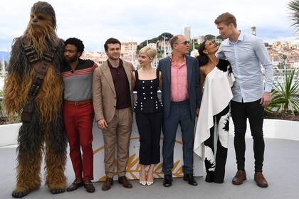 Chewbacca con Donald Glover (Lando Calrissian), Ehrenreich (Han Solo), Clarke (Qi Ra), Woody Harrelson (Beckett), Thandie Newton (Val) y Joonas Suotamo (quien interpreta a Chewbacca en el film)