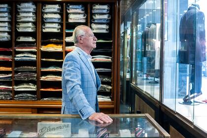 Han vestido de etiqueta al escritor Jorge Luis Borges, ex presidentes, entre ellos, a Raúl Alfonsín y Carlos Menem y varios ministros.