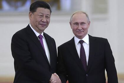 HANDOUT - 05 June 2019, Russia, Moscow: Russian President Vladimir Putin meets with Chinese President Xi Jinping at the Kremlin. Photo: -/Kremlin/dpa - ATTENTION: editorial use only in connection with the latest coverage and only if the credit mentioned above is referenced in full