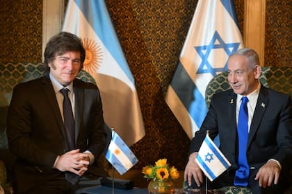 HANDOUT - 12 June 2025, Israel, Jerusalem: Israeli Prime Minister Benjamin Netanyahu (R) and Argentine President Javier Milei sign a Memorandum of Understanding in Jerusalem. Photo: Amos Ben-Gershom/GPO/dpa - ATTENTION: editorial use only and only if the credit mentioned above is referenced in full