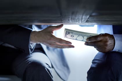 Hay trámites que se "arreglan" debajo de la mesa