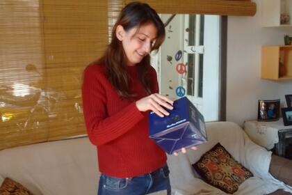 Haneen Nasser con la cámara de fotos que le regaló un grupo de jóvenes