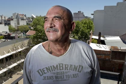 Hanglin, en el balcón de su casa de Palermo