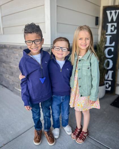 Hannah, compartía ciertos parecidos físicos con su hijo Grayson (el primero a la izquierda), quien adoptó en 2017