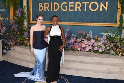 Hannah Dodd junto a Adjoa Andoh, la encargada de interpretar a Lady Agatha Danbury, la influyente gran dama de la sociedad londinense que despliega su influencia en el mercado matrimonial
