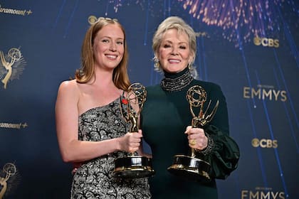 Hannah Einbinder y Jean Smart con sus galardones por la serie de comedia Hacks