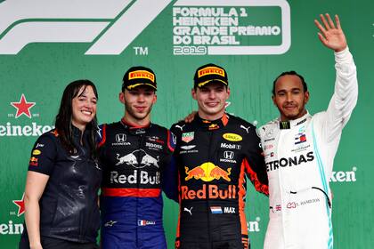 Hannah Schmitz, Pierre Gasly, Max Verstappen y Lewis Hamilton en la ceremonia de premiación del Gran Premio de Brasil 2019; la ingeniera regresaba a las pistas después de la licencia por maternidad de su primer hijo y condujo al piloto neerlandés a la victoria
