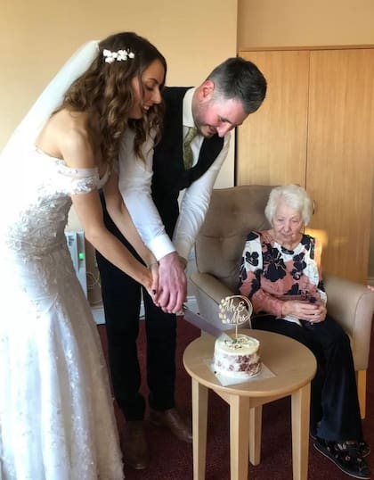 Hannah y Jay se casaron en agosto de 2022, pero esperaron cinco meses para recrear la boda