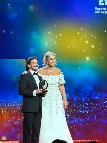 Hanne Jesca Bax, EY Global Vice Chair - Clients & Industries, le entregó el premio de mención a Guillermo Rauch.