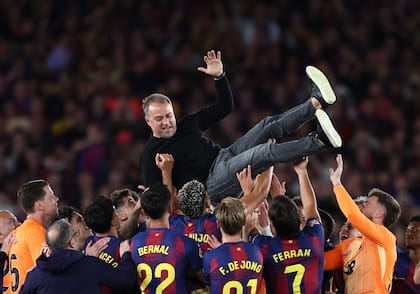 Hans-Dieter Flick, el técnico bicampeón, y el reconocimiento del plantel de Barcelona; en la previa del partido el entrenador recibió la noticia de la muerte de su padre