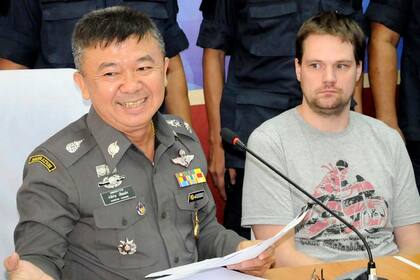 Hans Fredrik Lennart Neij, uno de los creadores de The Pirate Bay, junto a un oficial de la policía tailandesa
