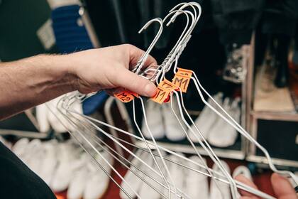 En unas perchas identificadas con la inicial del nombre del artista y el número de orden con el que debe usar cada vestuario, se prepara toda la ropa para el concierto