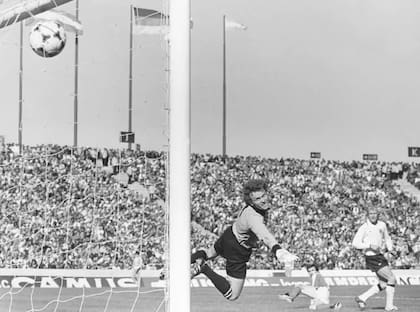 Hans Krankl (en el piso) convierte su primer gol de la jornada