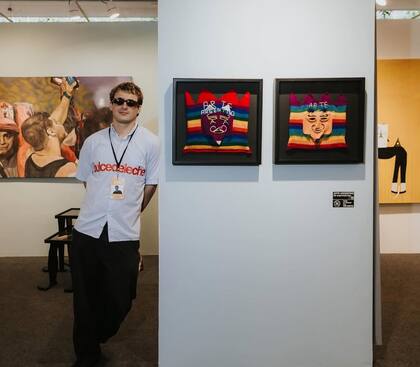 Hans Petersen con las dos obras que le vendió a Catherine Petitgas