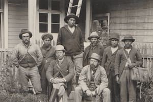 Hans Steffen de bombín, entre pobladores del Palena y dos colegas: Wiederhold y Schierwagen.