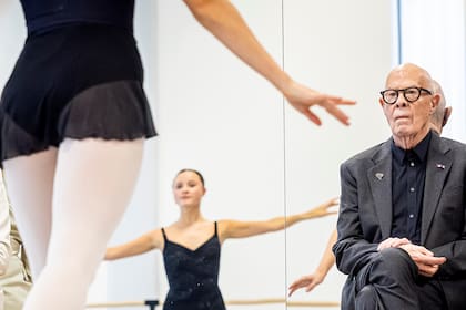 Estudiantes de la Academia Nacional de Ballet de Países Bajos, ante la mirada de un experto que hasta último momento estuvo en actividad