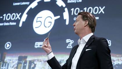 Hans Vestberg, CEO de Ericsson, sostiene un chip 5G durante su presentación de la compañía en el Congreso Mundial de Móviles