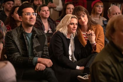 Dan Levy, Kristen Stewart, Mackenzie Davis en Feliz Novedad (Netflix), la prueba que la diversidad no está reñida con el mejor espíritu de las fiestas