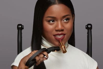 Hapta es un aplicador de maquillaje para personas con movilidad reducida, desarrollado por L'Oreal junto a una subsidiaria de Google