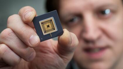 Harald Haas, creador del Li-Fi, sostiene el microprocesador creado para utilizar la tecnología de transmisión inalámbrica por luz