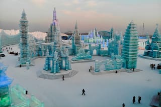 ¿Qué ciudad es famosa por sus inviernos y por su espectacular Festival de Hielo y Nieve?