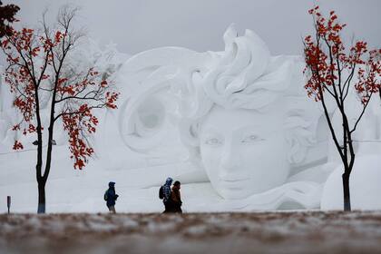 El Festival de Harbin entró en el libro Guinness en el año 2007, al presentar la escultura de nieve más grande del mundo: 250 metros de longitud y un volumen de 13.000 metros cúbicos de nieve