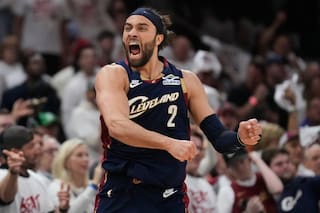 Harden anota tiros clave, Mitchell suma 35 y Cavaliers vencen 116-109 a Pistons en Juego 3