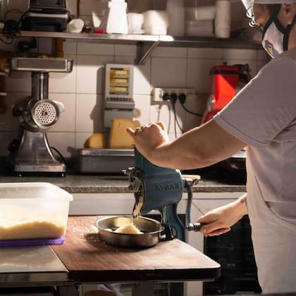 Harina 0000 de buena calidad, huevo y mucha paciencia para una técnica aprendida a fuerza de la costumbre.