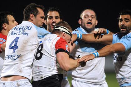 Harinordoquy, el ocho, era atacado y entró su padre