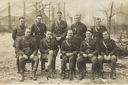 Harold Duggan, el segundo (de izquierda a derecha) en la fila de adelante, junto a otros oficiales del ejército británico