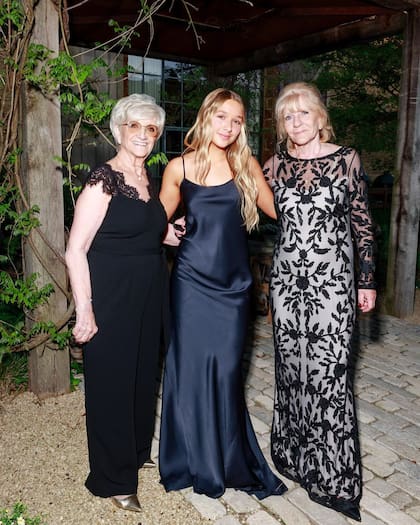 Harper con sus abuelas, Sandra Beckham y Jackie Adams.
