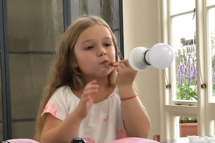 Harper cuando era chiquita, pintándose los labios en el cuarto de su mamá