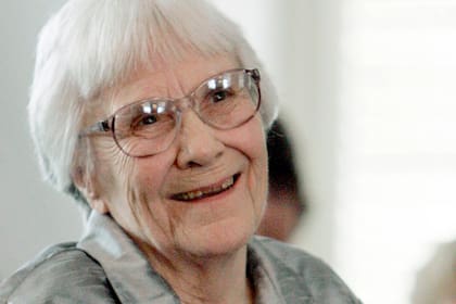 Harper Lee sonríe durante una ceremonia en honor a los cuatro nuevos miembros de la Academia de Honor de Alabama en el Capitolio en Montgomery, Alabama