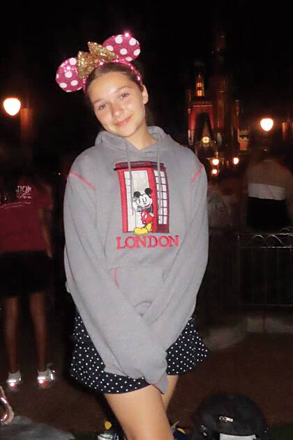 Harper posa feliz con el castillo de Cenicienta a sus espaldas en Disneyworld.