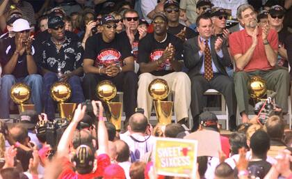 Harper, Rodman, Pippen, Jordan y Phil Jackson, en la celebración del sexto anillo de los Bulls
