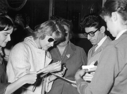 Harriet Andersson firmando autógrafos al bajar de El Marplatense en 1959, primer año del festival